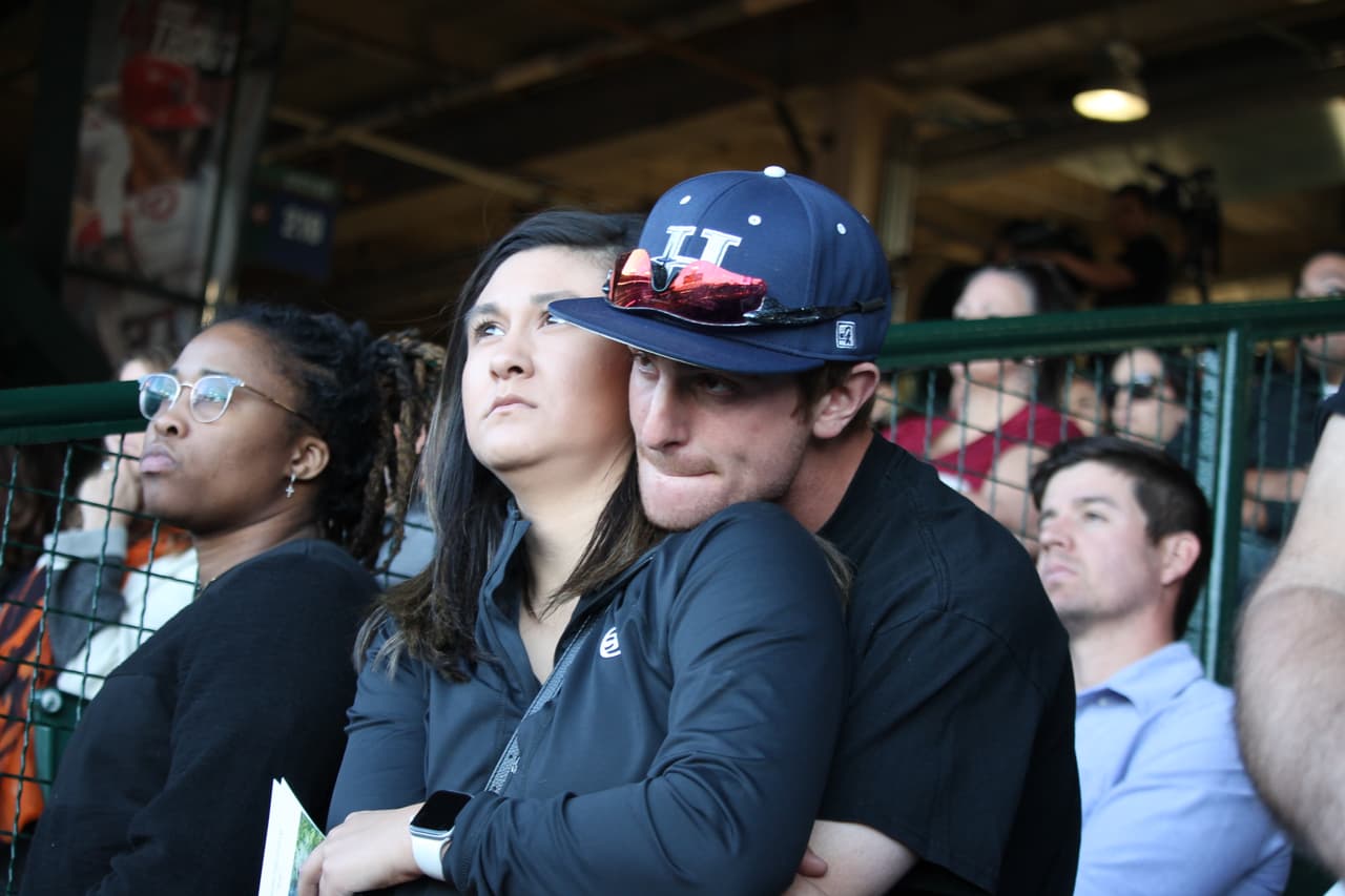 Sam Dinerman abraza a su novia y contiene el llanto. Ambos son estudiantes de Orange Coast College, donde John Altobelli fue entrenador del equipo de béisbol.