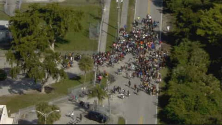 Evacúan tres escuelas en Lauderdale Lakes por una presunta amenaza de bomba