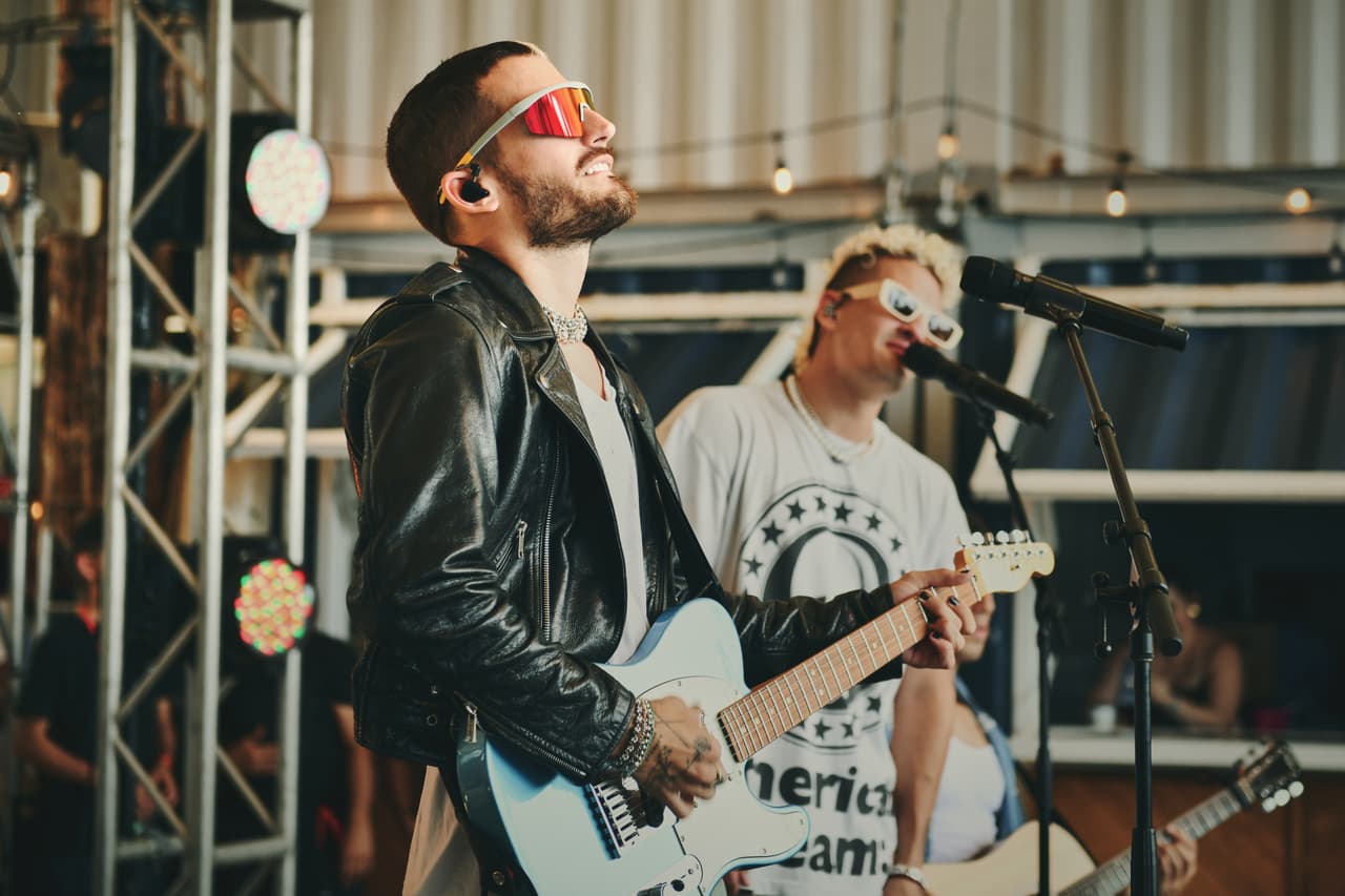 El dueto prepara el estreno en TV de su más reciente sencillo 'Llorar y Llorar' y su hit 'Mal Acostumbrado'.