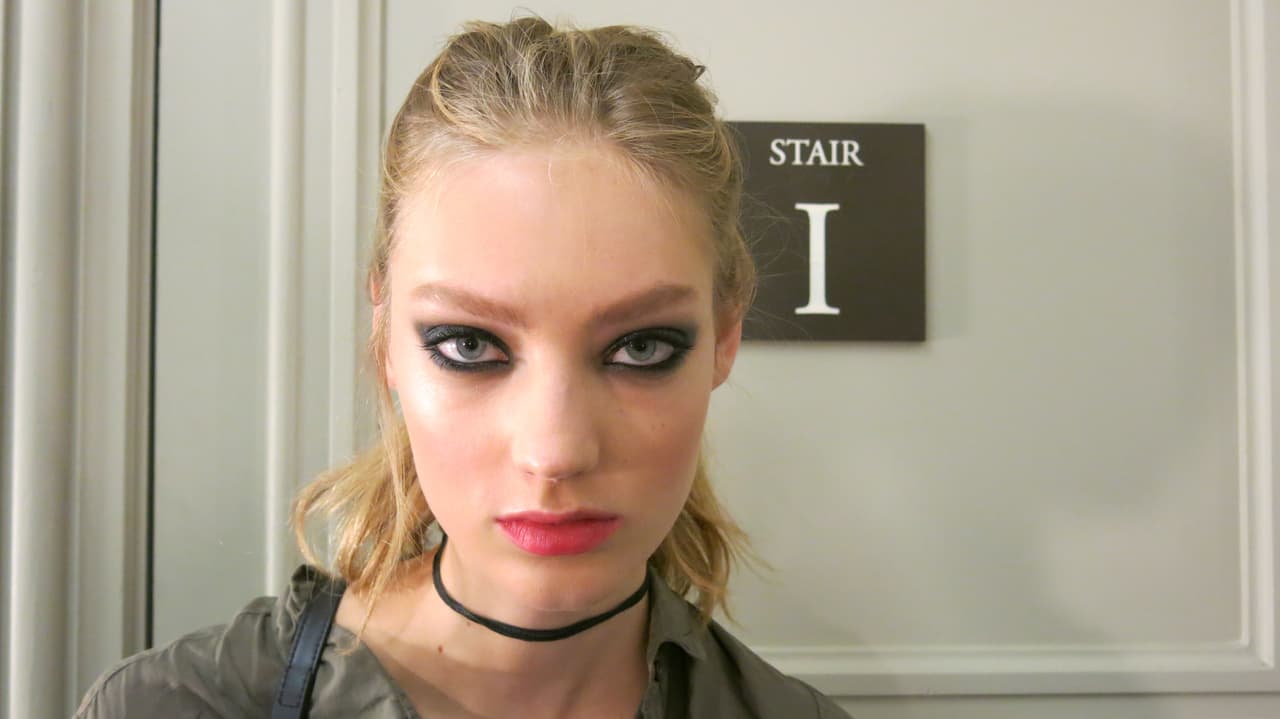 Se usaron dos lápices delineadores el primero en 
<a href="http://www.maccosmetics.es/product/shaded/151/326/Productos/Ojos/Delineadores/Eye-Pencil/index.tmpl">tono marrón</a> el cual se aplica muy pegado a las pestañas. Después se difumina con una brocha limpia. 
<br>