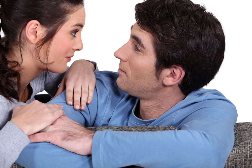 <b>La mirada</b>
<br>Es un arma de doble filo que hay que saber interpretar. Generalmente las personas sinceras miran de frente al hablar, no esquivan el contacto visual, pero ¡ojo! Los mentirosos también saben hacerlo, pero en ese caso su mirada es más intensa, molesta, dura demasiado como tratando de hacer creer que son sinceros.