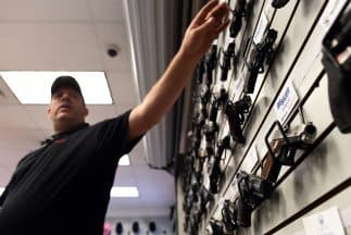 El 52 por ciento de los estadounidenses defiende el derecho a portar armas por encima de quienes piden endurecer los controles al respecto.