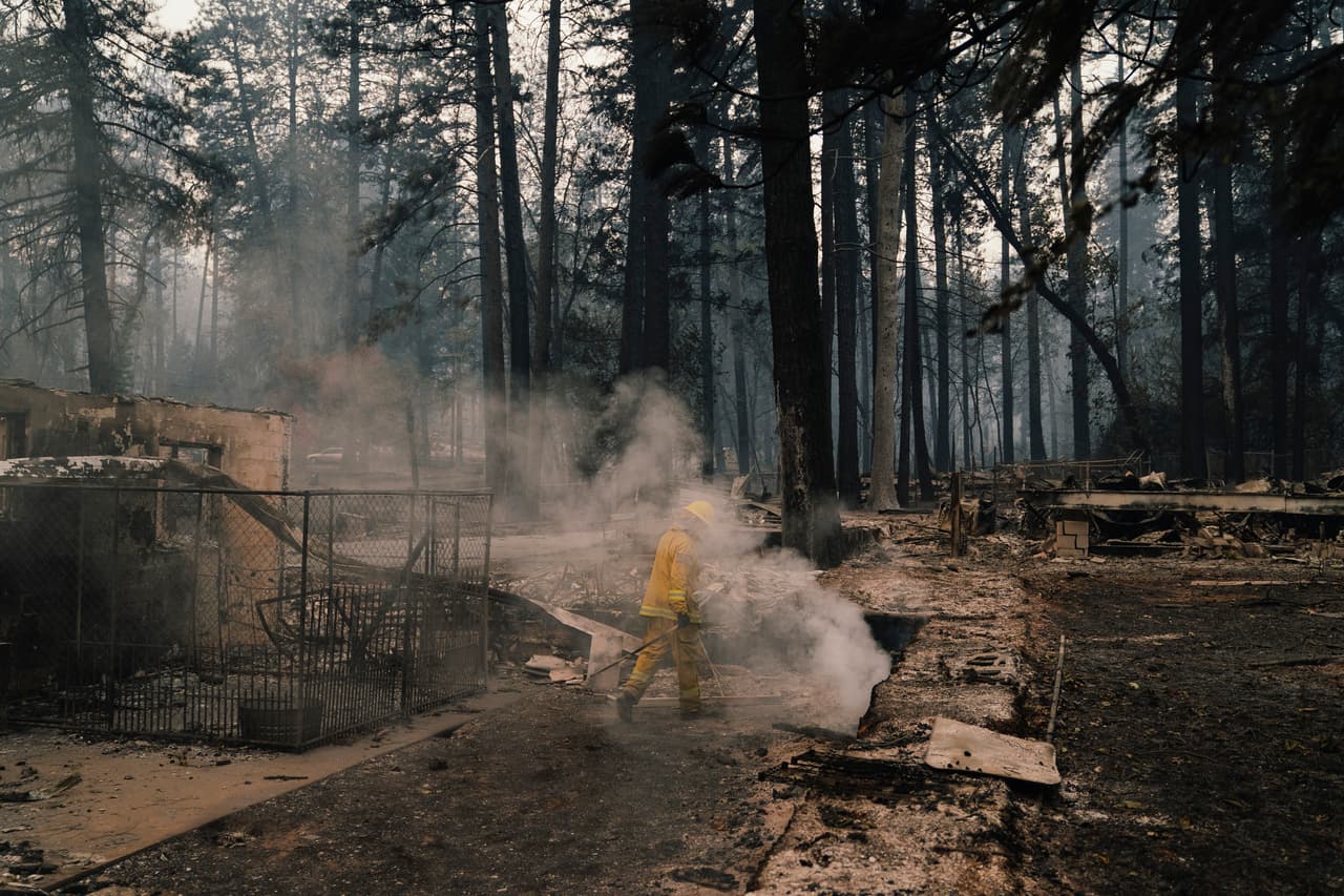 El pasado viernes 9 de noviembre el Camp Fire 
<a href="https://www.univision.com/noticias/incendios/al-menos-42-muertos-estas-son-las-tragicas-cifras-de-los-mortales-incendios-de-california?123=">se desplazó muy rápido sobre las viviendas de Paradise</a>, lo que sorprendió a algunos residentes. En la fotografía, un bombero de Roseville registra las ruinas de la ciudad todavía humeantes el 12 de noviembre.