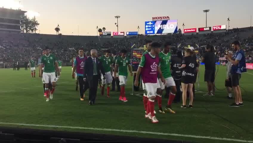 En video: Jugadores mexicanos abandonaron la cancha tristes, abucheados y agredidos
