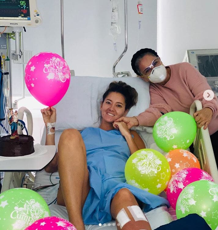 "Me hicieron una cuarta cirugía (…) Pero, finalmente, 
<b>nunca pudo llegar la sangre</b> suficiente a mi pie", dijo en un video que publicó en su 
<b><a href="https://www.instagram.com/danielaalvareztv/" target="_blank">cuenta de Instagram</a></b> en la que explicó la razón por la que le amputarían esa parte del cuerpo. 
<br>