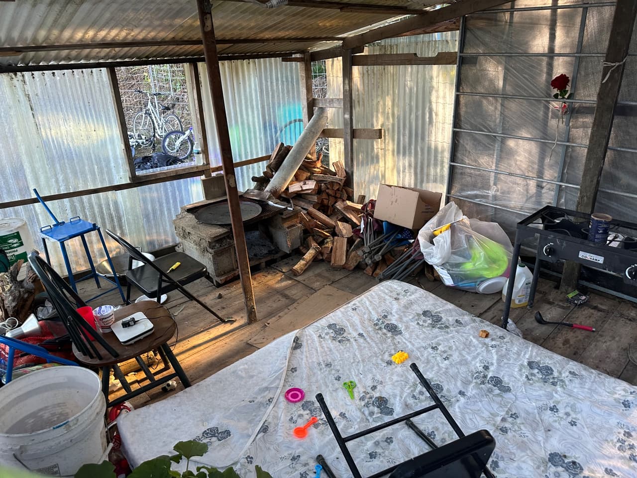 El supervisor del condado de San Mateo, Ray Mueller, compartió imágenes de las condiciones en las que vivían los trabajadores agrícolas dentro de las dos granjas donde ocurrieron los tiroteos: California Terra Garden y Concord Farms, ambas en Half Moon Bay.