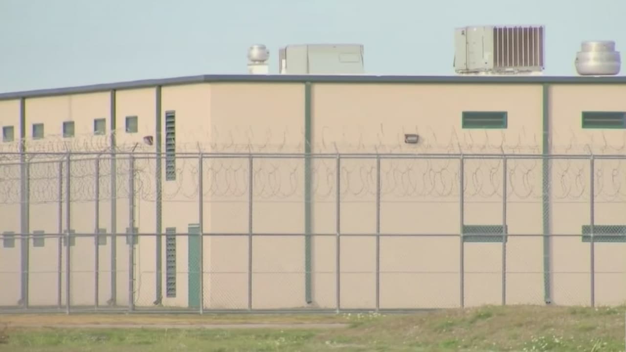 Denuncian brotes de coronavirus dentro de un centro de detención de inmigrantes de Florida