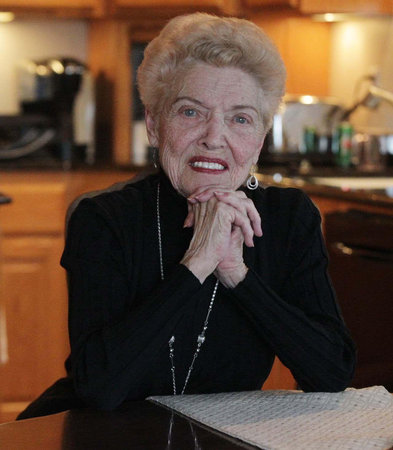 Esther Jenner (foto), madre de 
<b><a href="https://www.univision.com/temas/caitlyn-jenner">Caitlyn Jenner</a></b>, aseguró que Kris Jenner provocó que su hija pareciera una persona "poco asertiva y sin carácter".
<br>