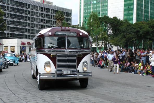 Casi dos mil vehículos clásicos desfilaron por las calles de la Ciudad de México para romper el Récord Guinness de más autos de este tipo en movimiento. Transitaron mil 721 autos, lo que superó la marca de Holanda, cuyo récord era de 948 vehículos. De acuerdo con las autoridades, el paso de estos autos clásicos fue visto por 250 mil asistentes. Circularon autos Datsun 1300, Jaguares, MG 59, Chevrolet apache, Alfa Romeo, Mercury, Porche, entre otros, que atrajeron la atención de capitalinos y visitantes. El paso de los vehículos fue interrumpido por el calentamiento de algunos que se quedaron en el camino y provocaron “cuellos de botella”; sin embargo, los organizadores confiaron en que los vehículos llegarían a la meta.