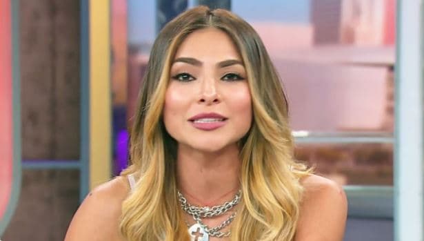 Alejandra siempre ha buscado maneras de renovarse y tratar nuevos looks: en una oportunidad la vimos de rubia en el show.
<br>