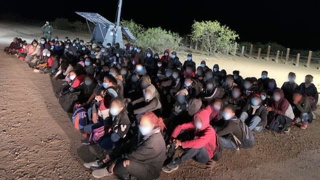 De los 124 inmigrantes que se entregaron a las autoridades,105 eran menores que estaban viajando solos.
<a href="https://twitter.com/USBPChiefTCA/status/1395126627219169287/photo/2" target="_blank">El director de la Patrulla Fronteriza del sector Tucson publicó las imágenes del grupo</a> que se entrego en la frontera cerca de San Miguel, Arizona el 17 de mayo. 
<br>