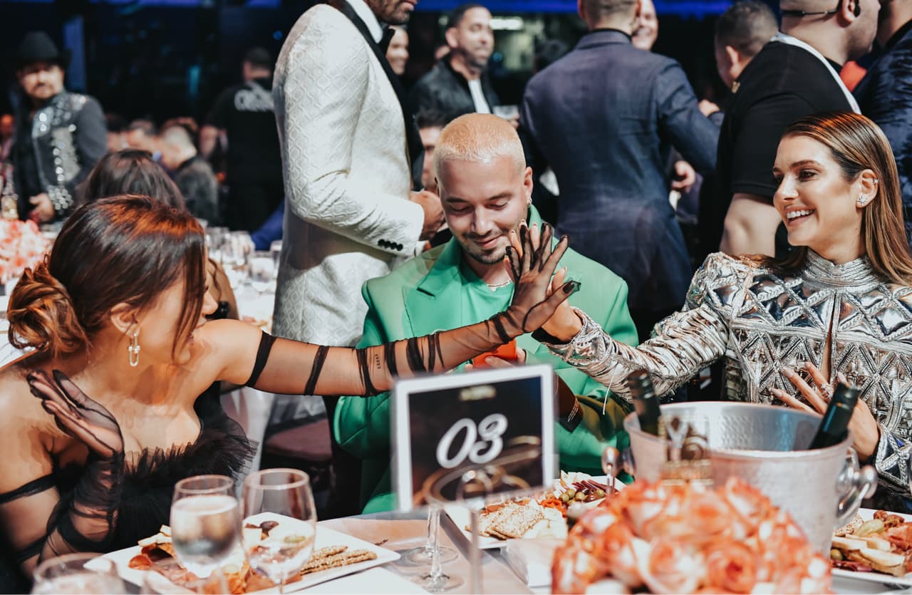 Pero que nadie piense mal porque allí estaba su novia Valentina Ferrer, quien también se lleva muy bien con la estrella de la música brasileña.