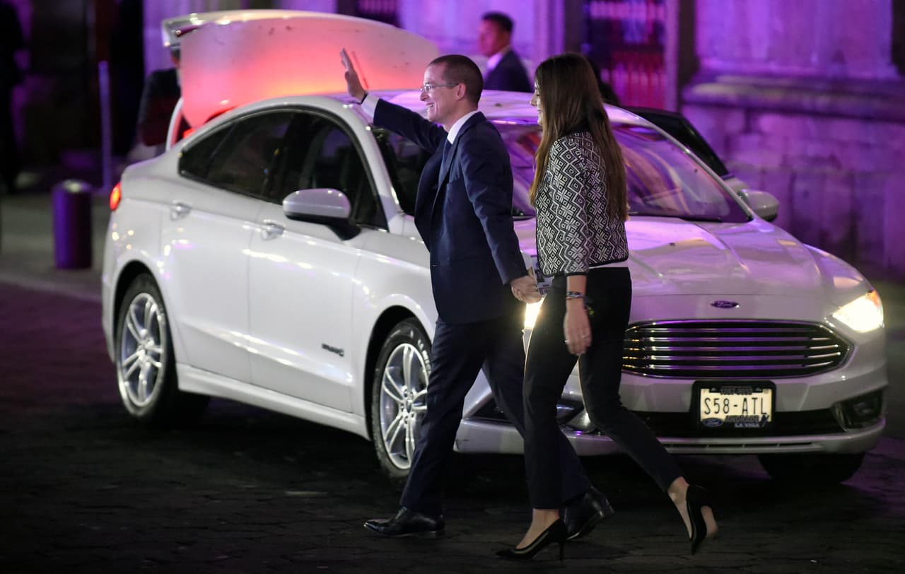 Empezamos con 
<b>Ricardo Anaya,</b> candidato a la presidencia de México por el Partido de Acción Nacional (PAN). El político de 39 años originario del Estado de México, ha elegido para sus traslados en la ciudad un Ford Fusion híbrido.