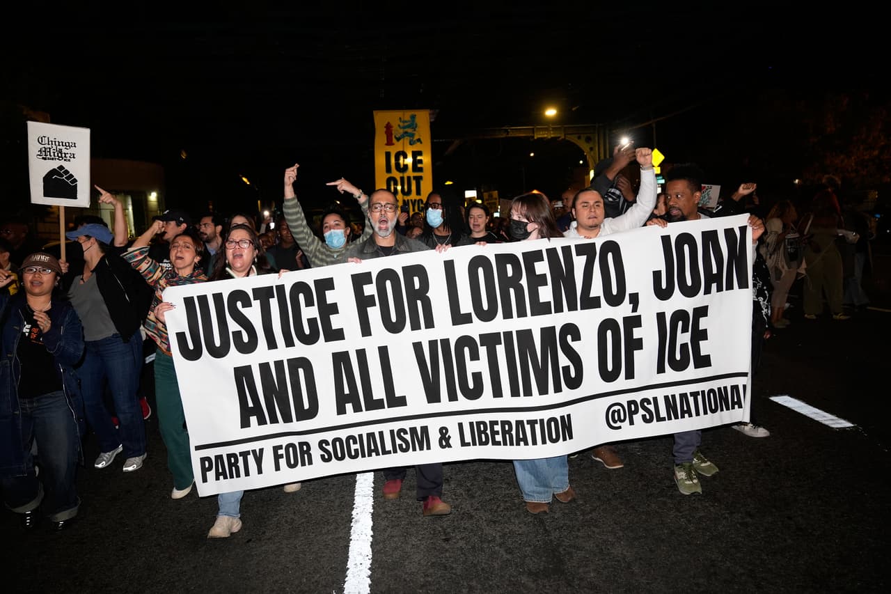 Manifestantes piden justicia por las personas que han muerto a manos de ICE.