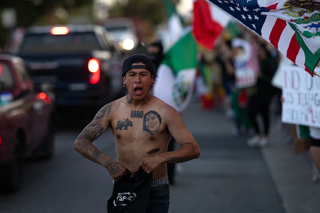 A las afueras de la alcaldía de Pico Rivera, una multitud comenzó a formarse desde temprano en la tarde. En la noche, el grupo
<b>marchó en protesta hasta la esquina del boulevar Washington con el Rosmead</b>.
<br>
<br>El alcalde
<b>John García aseguró</b> que
<b>la agencia federal no les anticipó que estaría ejecutando órdenes de arresto</b>. "La ciudad de Pico Rivera ni
<b>el Departamento del Sheriff de Pico Rivera</b> aprueban este tipo de aplicación de la ley", reiteró a sus constituyentes.
