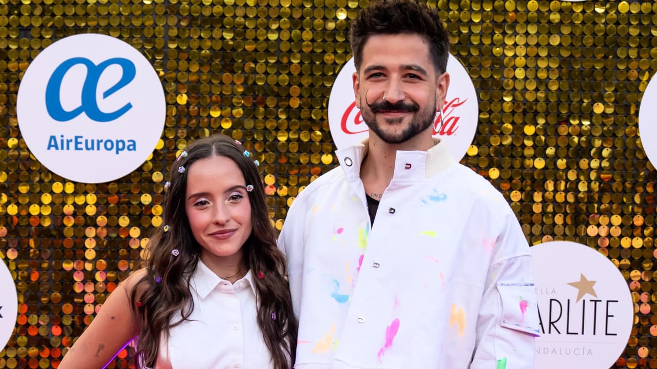Camilo y Evaluna presumen en la alfombra de Premios Juventud el ‘look’ que sus hijas diseñaron