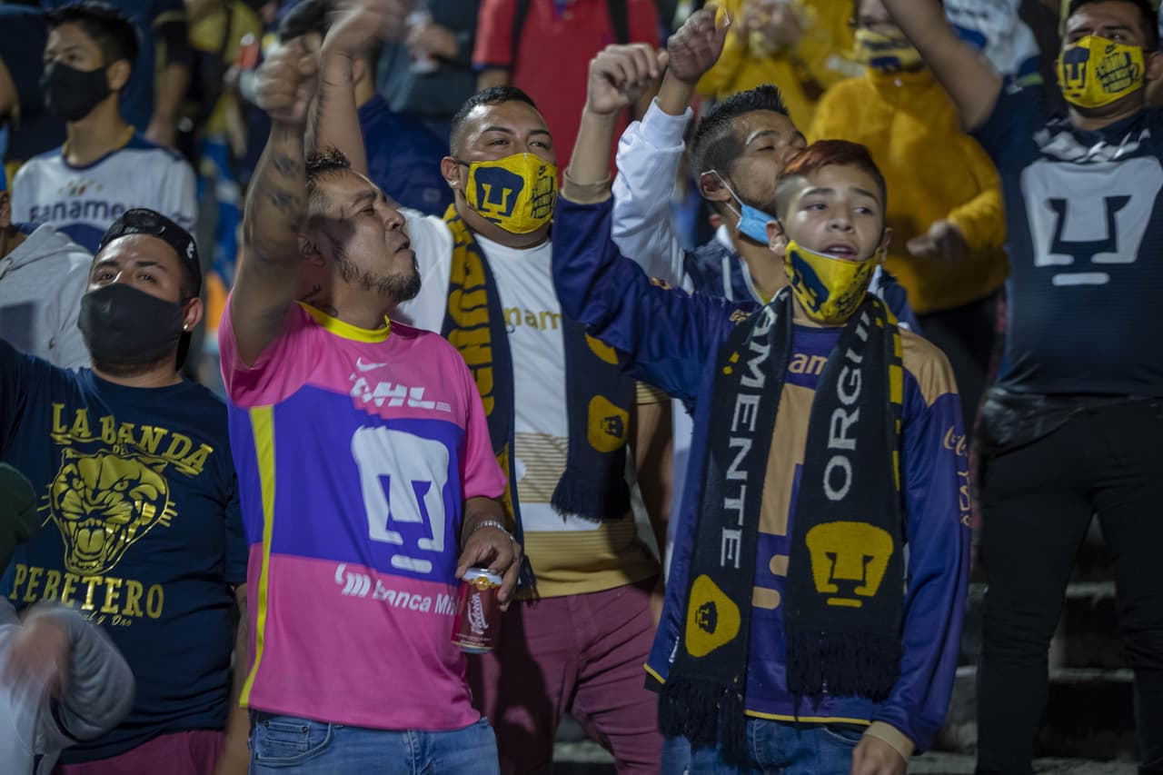 Autoridades de la Alcaldía Coyoacán resguardaron el perímetro del Estadio Olímpico Universitario horas antes del cotejo, pero nada detuvo a los hinchas auriazules para alentar a su escuadra en el primer episodio de la Gran Final del Guard1anes 2020.