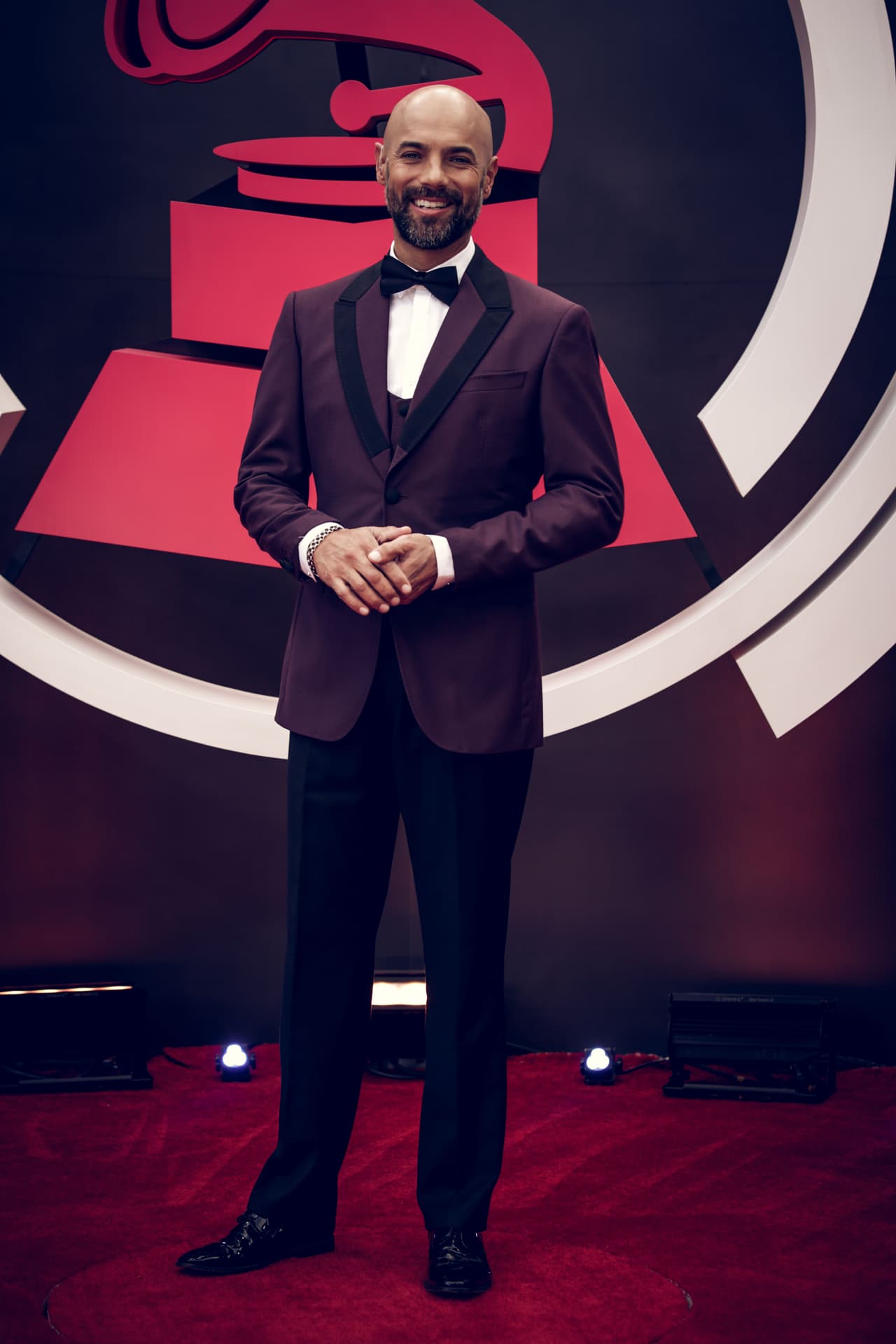 El conductor mexicano Jorge Poza también estuvo en la alfombra roja para la premiación a lo mejor de la música latina.