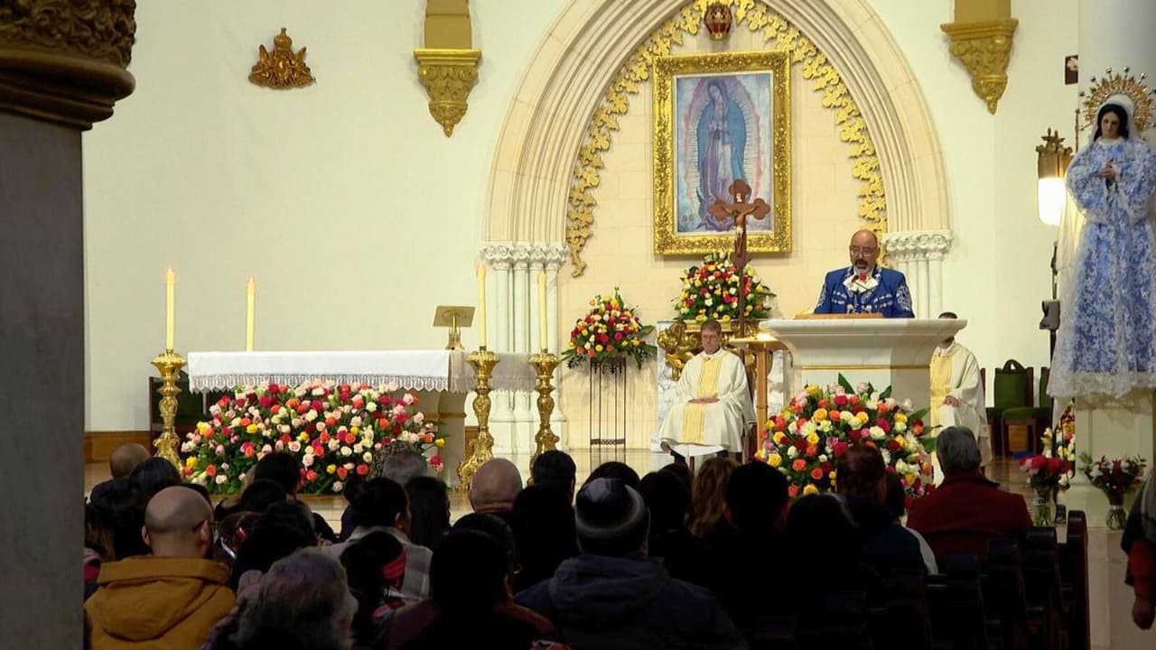 La noche del miércoles y la mañana del jueves, 
<b><a href="https://www.cathedralguadalupe.org/indexes.html" target="_blank">la Catedral Santuario Nacional de Nuestra Señora de Guadalupe</a> en Dallas se convirtió en el epicentro de una de las tradiciones más entrañables y queridas para los fieles católicos: la celebración de la Virgen de Guadalupe.</b> Esta fiesta, que tiene sus raíces en México y marca el 12 de diciembre, fue conmemorada con fervor por cientos de devotos que se dieron cita para expresar su amor y gratitud a la patrona del Tepeyac.