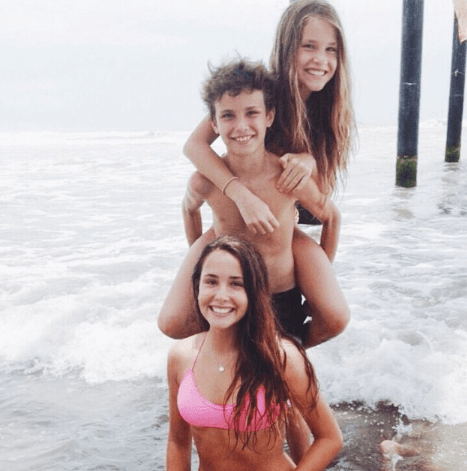 Nicole tiene una excelente relación con sus hermanos Alex y Hannah: sus compañeros inseparables de aventuras.