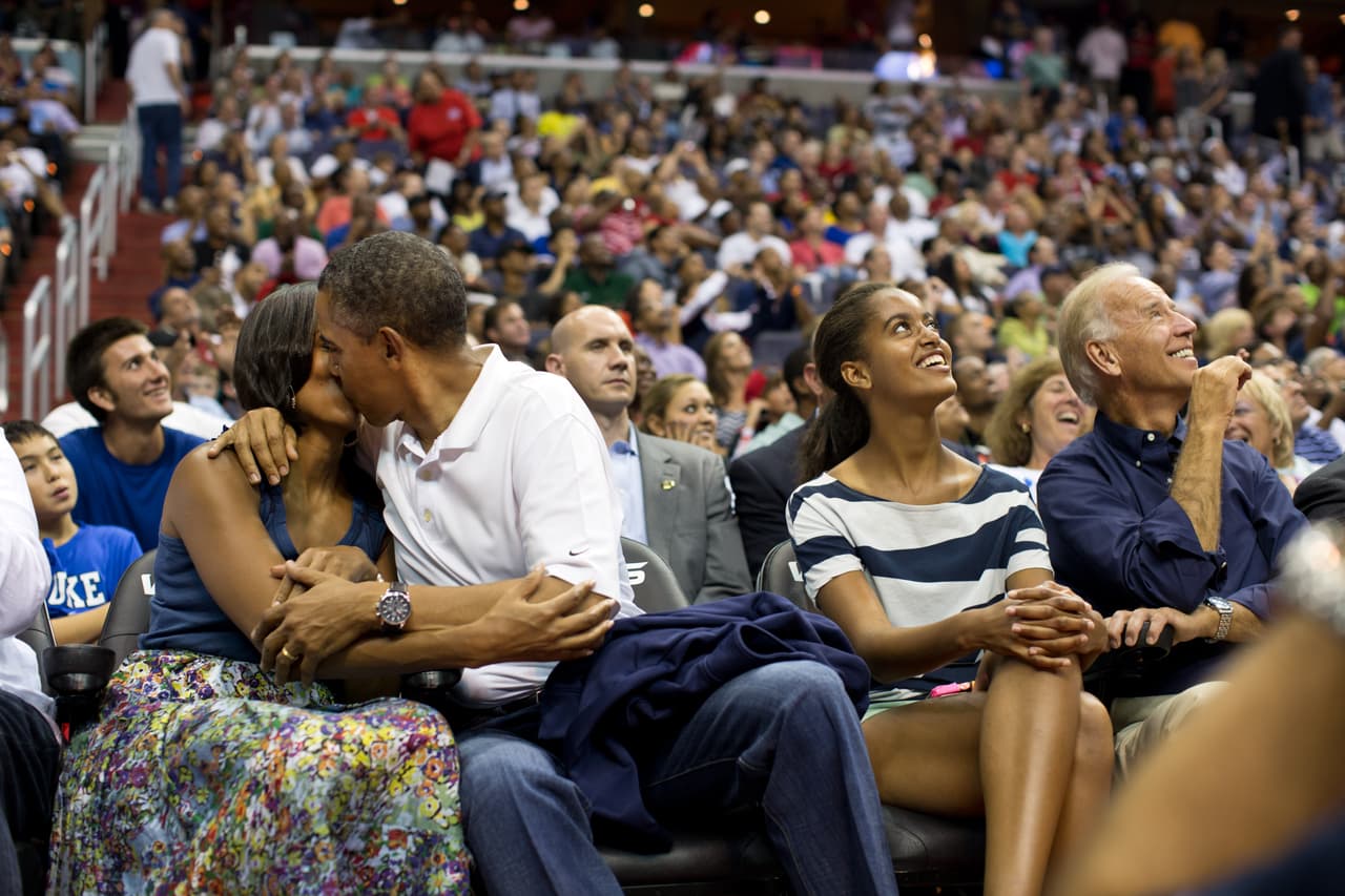 El matrimonio Obama junto a Malia y el vicepresidente Joe Biden en un partido de baloncesto