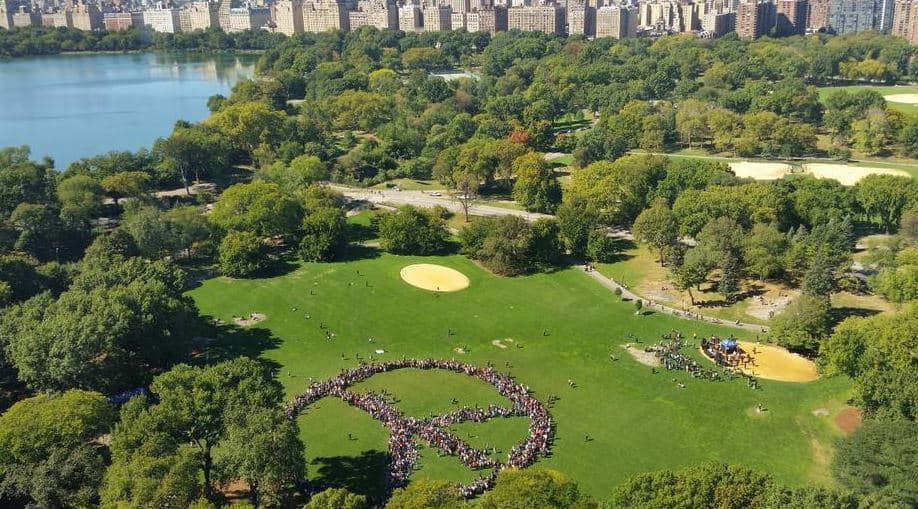 Miles crean símbolo de la paz en Aniversario 75 de John Lennon