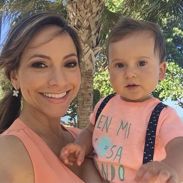 Las primeras salidas en familia serán inolvidables para Satcha, quien ahora también es mamá de una hermosa niña de tres años que lleva el nombre de Alana.
<br>