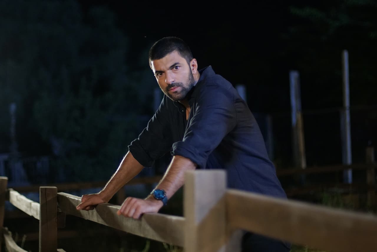 <h3 class="cms-H3-H3"><b>Amante de la historia </b></h3>
<br>Además de la actuación, otra de sus facetas profesionales es la historia. El actor se graduó en 2004 de la Universidad de Ankara donde estudió Lenguas e Historia, y fue profesor de dicha carrera en la misma institución.