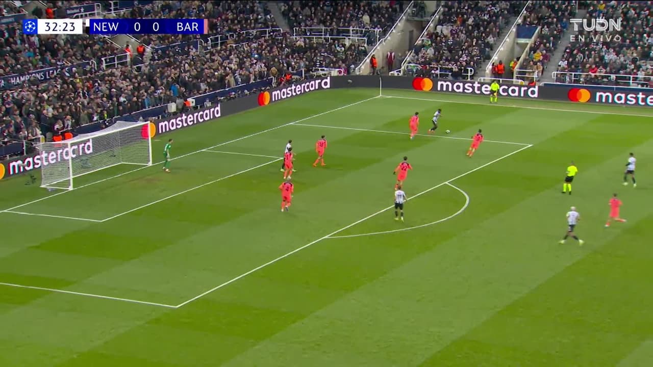 ¡TIRO ATAJADO! disparo por Anthony Elanga.