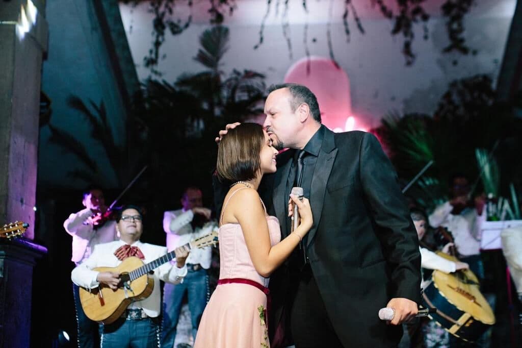 Sin duda fue un momento muy emotivo el que uno de los máximos exponentes del regional mexicano le cantara a su propia hija las 'Mañanitas' acompañado de un mariachi.