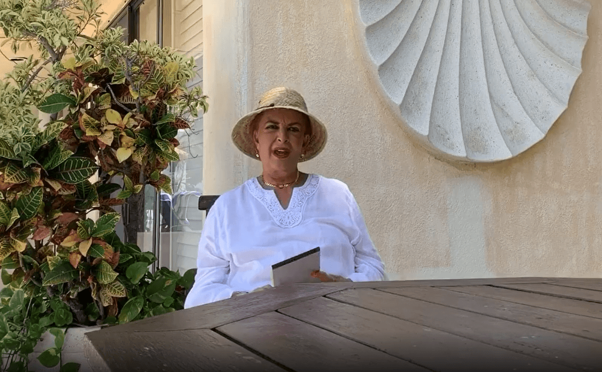 "
<b>El cuerpo de una vieja tiene muchas historias</b> qué contar. Lunares, cicatrices…", compartió sobre lo que busca transmitir con esa sesión. 
<br>