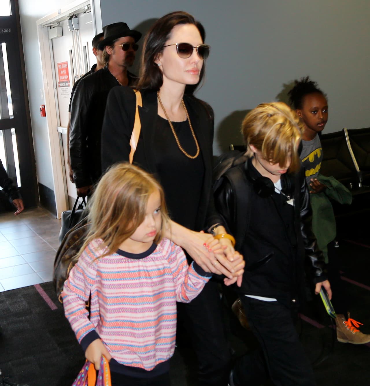 El famoso matrimonio arribó al aeropuerto de Los Ángeles en compañía de todos sus hijos, ¡son una linda familia!