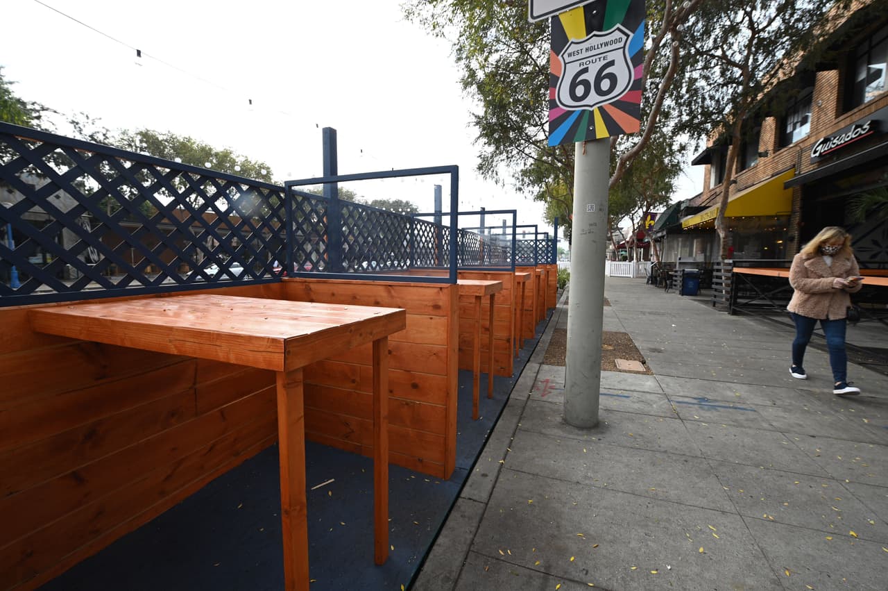 Desde el anuncio de la nueva restricción, 
<a href="https://www.univision.com/local/los-angeles-kmex/preocupacion-en-restaurantes-de-los-angeles-por-nuevas-restricciones-impuestas-ante-emergencia-del-coronavirus-video">dueños de restaurantes expresaron su preocupación</a> por el nuevo cambio en sus operaciones tras meses de cierres, modificaciones y múltiples inversiones que debieron encarar para trabajar en tiempos de pandemia.