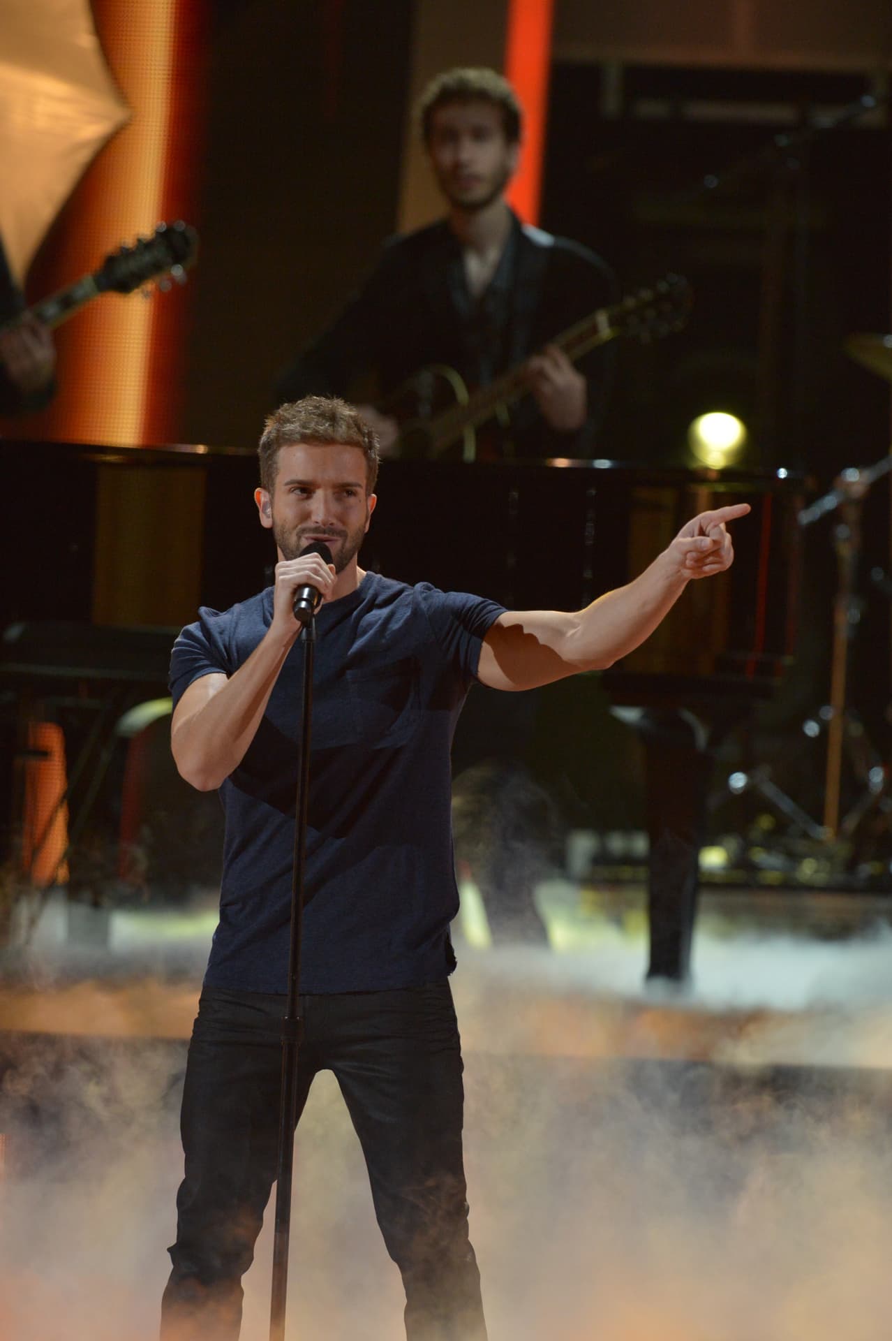 Pablo Alboran se robó los suspiros de todas chicas interpretando su nuevo éxito ‘Recuérdame’ en el escenario de los #LatinGRAMMY.