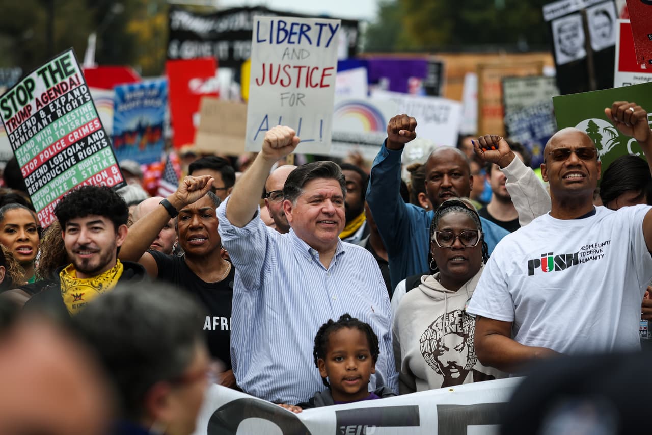 En la concentración estuvó presente el gobernador de 
<a href="https://www.univision.com/temas/j-b-pritzker" target="_blank">Illinois, J.B Pritzker</a> en la que expresó su rechazó.
<br>
<br>
<b>“No hay reyes en América, y no tengo intención de inclinarme ante uno”,</b> comentó Pritzker.
<br>
<br>Durante su discurso al inicio de la concentración, Pritzker afirmó que las personas “negras y morenas” están siendo atacadas por su apariencia y destacó que son fundamentales para el tejido de la sociedad.
<br>