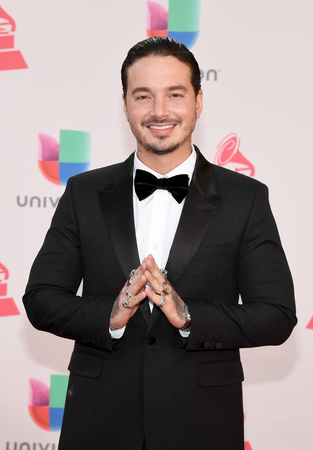 J Balvin volvió a subir al estrado de los Latin GRAMMY en 2016 para recibir el premio de Mejor Álbum de Música Urbana por 'Energía', su cuarto material discografico.