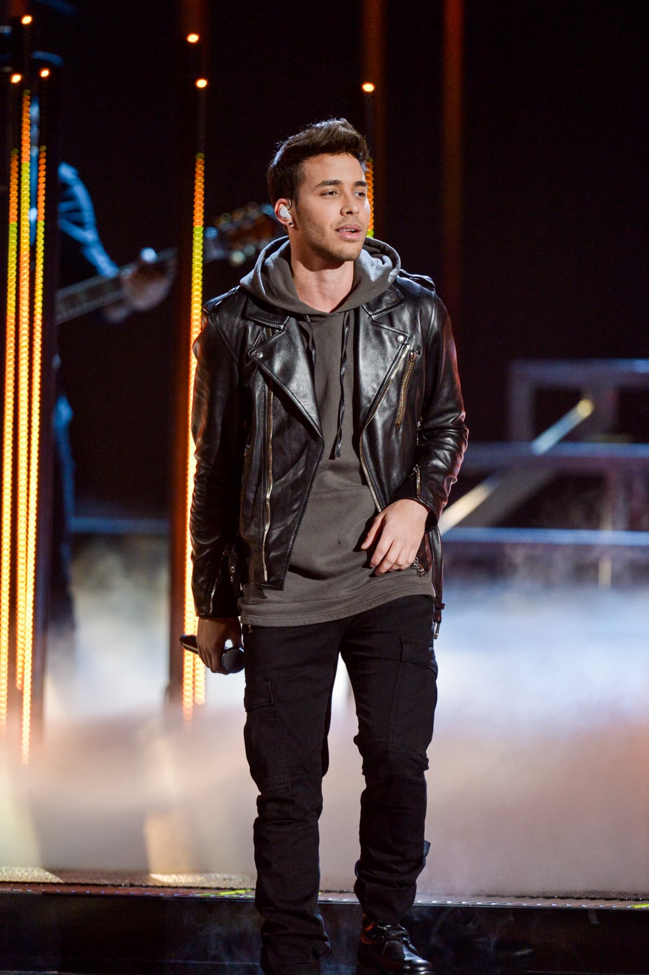 El príncipe de la bachata puso a todos de pie.