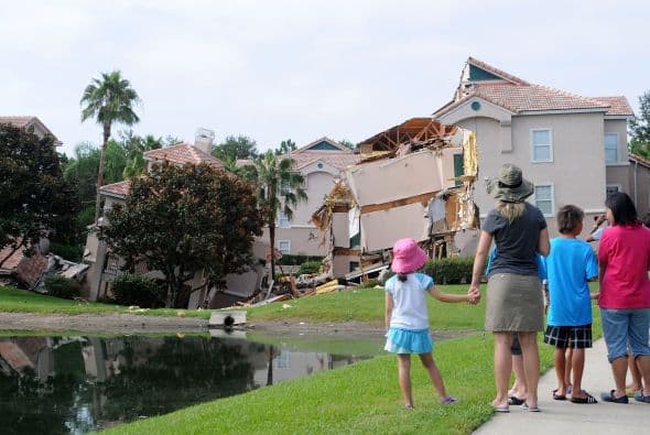 En abril pasado, las autoridades tuvieron que evacuar una vivienda debido a un hundimiento en el patio de la casa, cerca de la zona donde dos familias fueron evacuadas a finales de marzo pasado y donde en febrero otra socavón se tragó a un hombre que dormía en su casa y cuyo cuerpo no se ha recuperado.