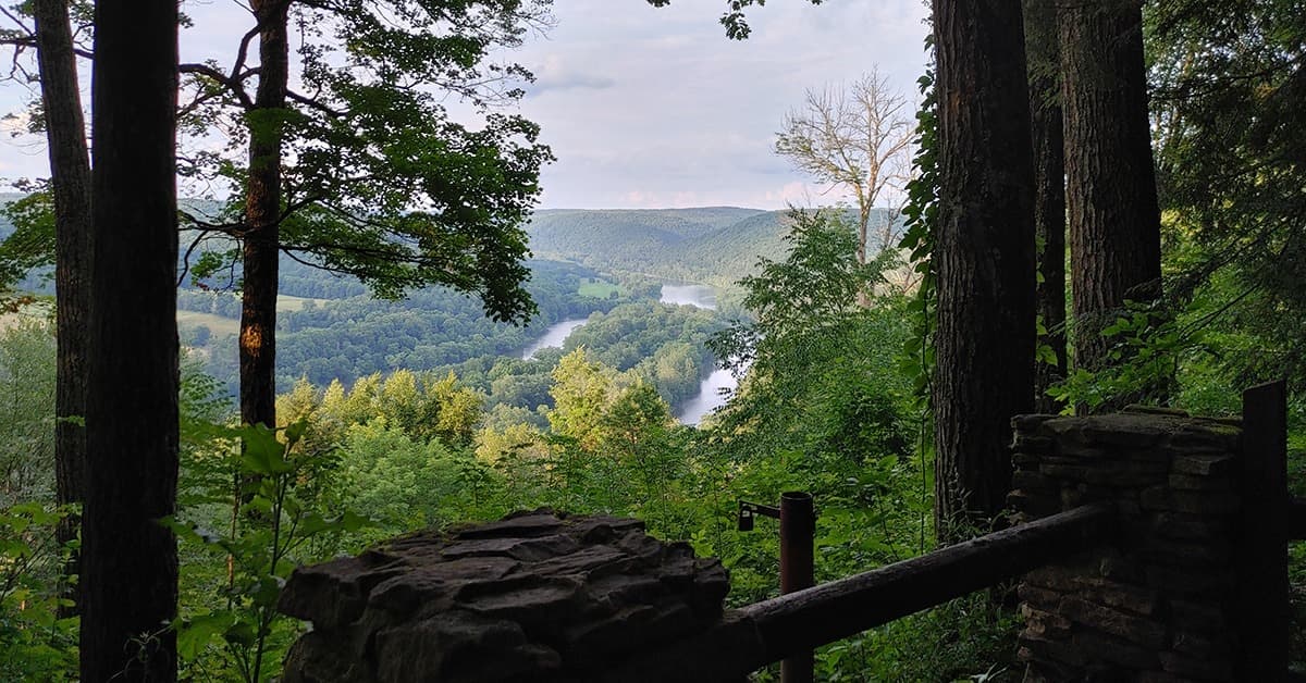 <b>Allegheny National Forest</b>. Desde la escarpada belleza de la presa de Kinzua y las aguas azules del embalse de Allegheny hasta las más de 200 millas de senderos escénicos, el bosque nacional de Allegheny es un paraíso para los campistas. Hay 15 campamentos disponibles para vehículos y tiendas de campaña.