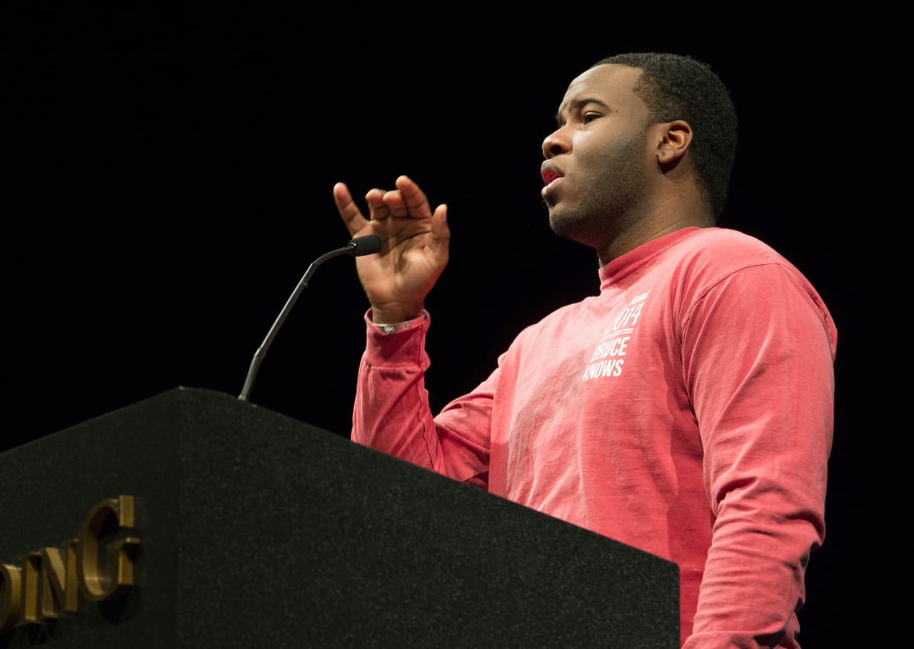 Botham Jean, oriundo de Santa Lucía, se mudó a Dallas luego de graduarse en la Universidad Harding de Arkansas. Era un amante del canto y, de acuerdo con un tío, aspira a algún día lanzar una carrera política en la isla caribeña.