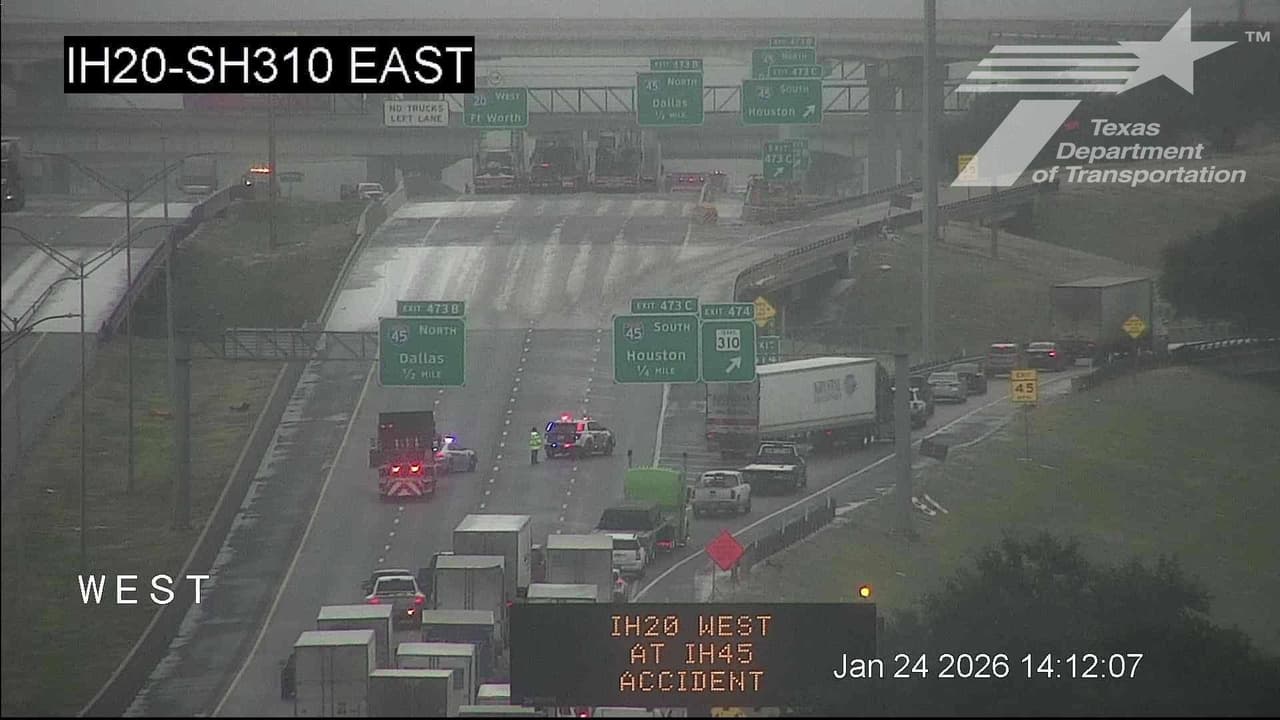 Por la tarde, la I-20 a la altura de la SH310 al este fue cerrada por las 
<b>condiciones extremadamente peligrosas y accidentes que se reportaron tras la caída de lluvia gélida.</b> En la imagen se puede ver cómo los conductores tuvieron que ser desviados, mientras bomberos impedían el paso.