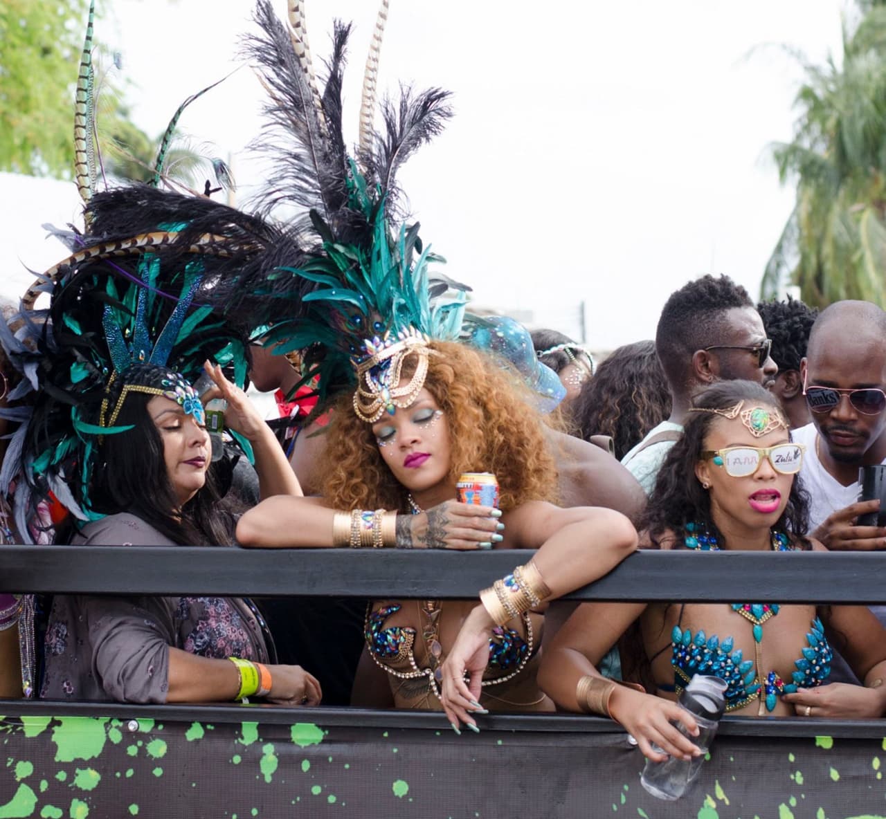 Pero entre tanto baile y las copa parece que el cansancio la había vencido.