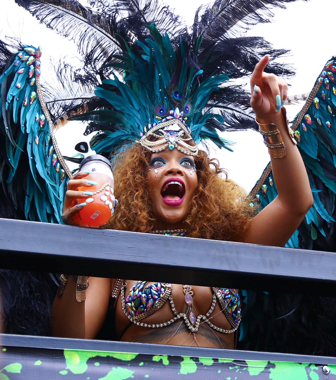 Ni en los clubs más exclusivos la vemos así de divertida.