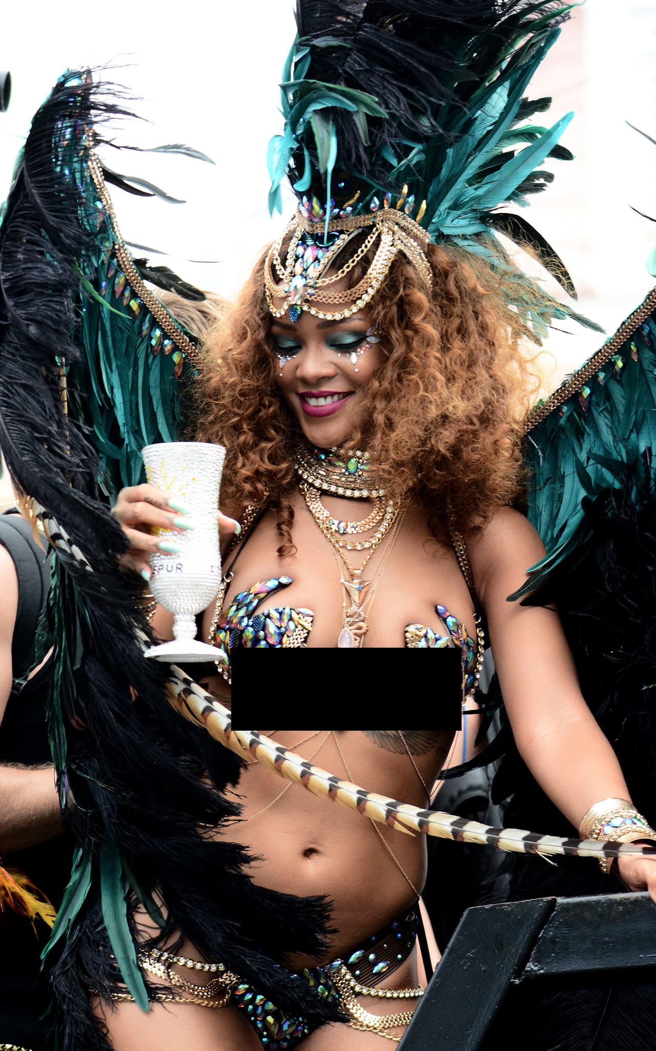 La joven de 27 años se olvidó por un momento de sus compromisos de trabajo y regreso a casa para disfrutar como cada año de la fiesta en su amada isla.