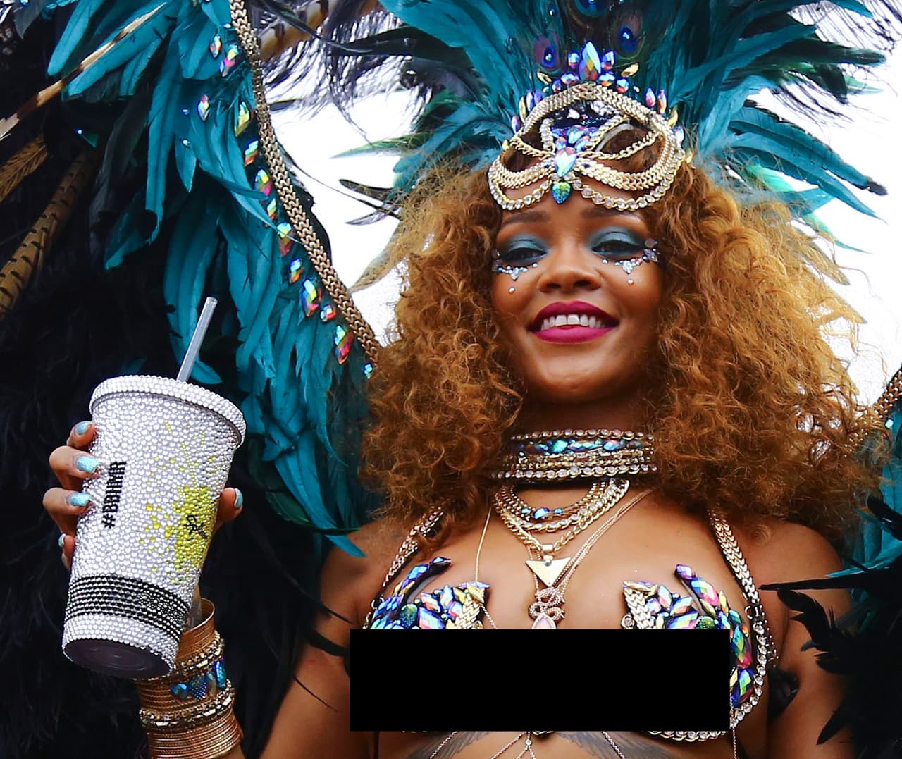Rihanna gozó de las fiestas con vaso en mano.