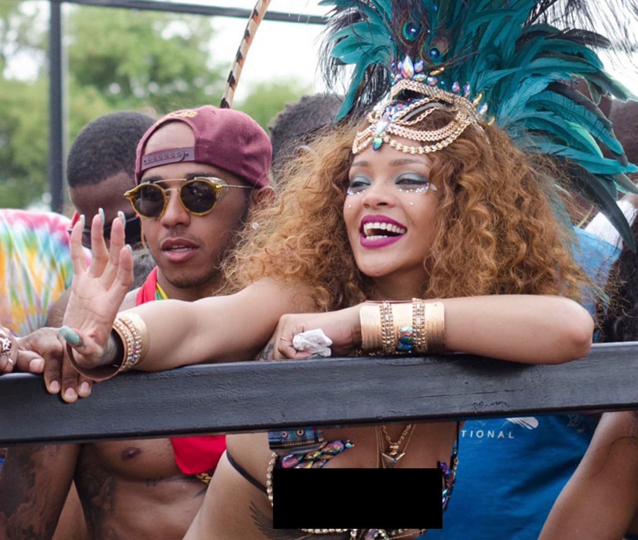 De algo estamos seguros, lo que estaba tomando no era refresco... pues todo el tiempo se le vio súper alegre.