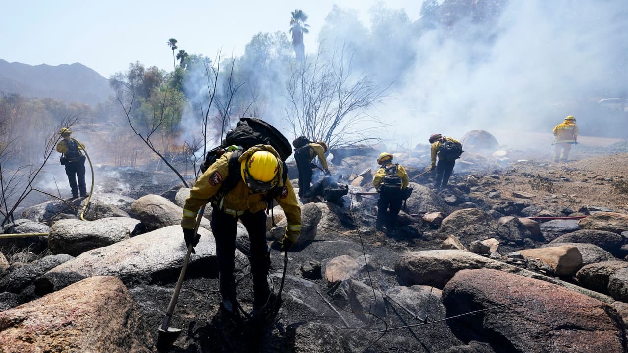 <b>En video:</b> California sigue siendo impactada por las temperaturas sofocantes y los pronósticos indican que el calor extremo puede extenderse hasta el próximo martes. Bomberos continúan trabajando para controlar incendios en San Diego y el norte de Los Ángeles, mientras se monitorea que las altas temperaturas no produzcan nuevas llamas. El estado está bajo la Alerta Flex que requiere un ahorro voluntario de energía, entre las 4:00 pm y las 9:00 pm.