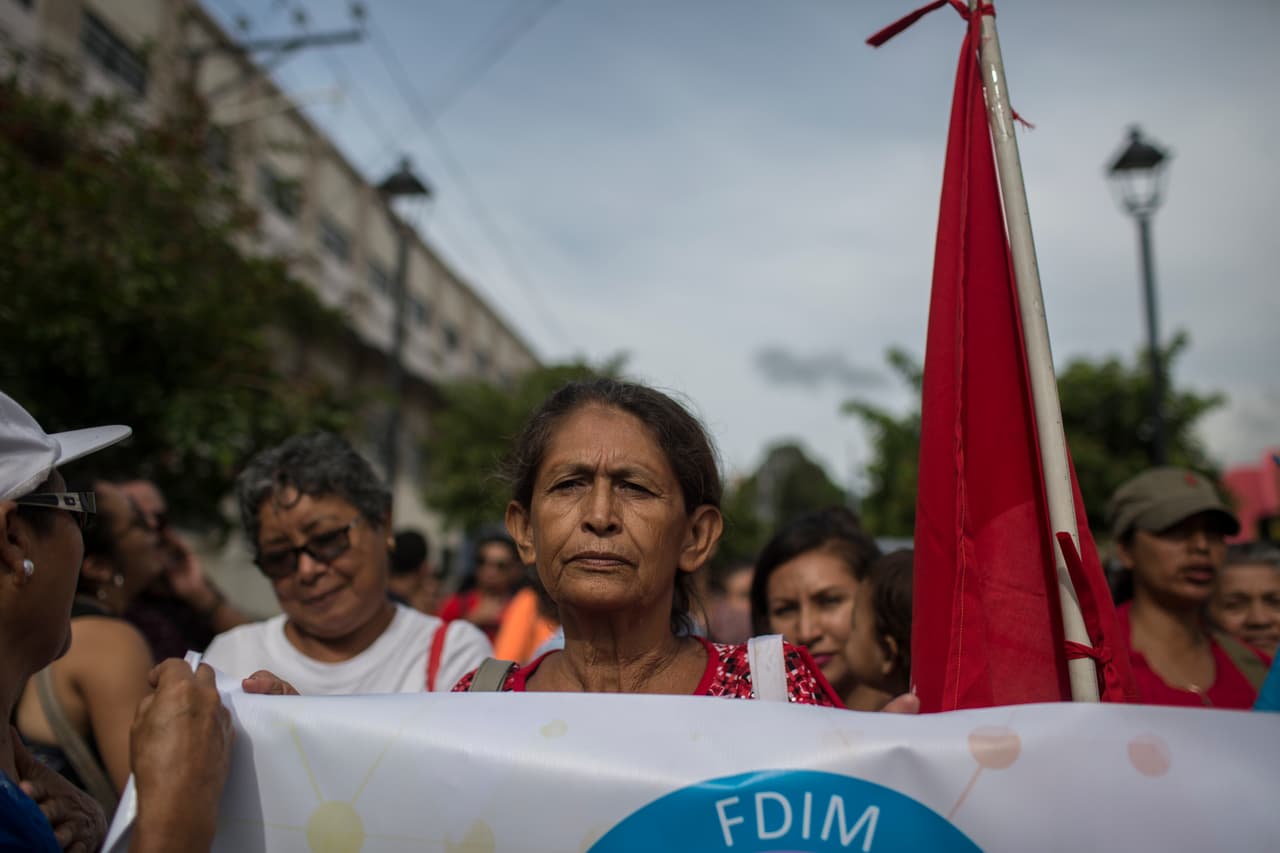 Cientos de personas marcharon en contra de las duras leyes contra el aborto que existen en El Salvador. El país es calificado constantemente como uno de los países en el mundo con las leyes más estrictas con relación a la la salud reproductiva de la mujer. Muchas mujeres mueren por tener abortos no seguros.