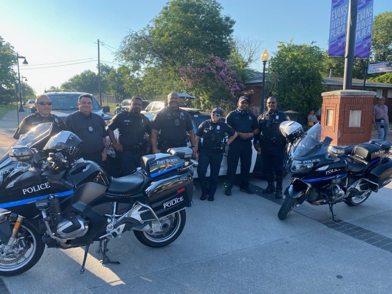 Mientras tanto oficiales de Fort Worth se reunieron para un desayuno en conmemoración del nuevo día feriado.