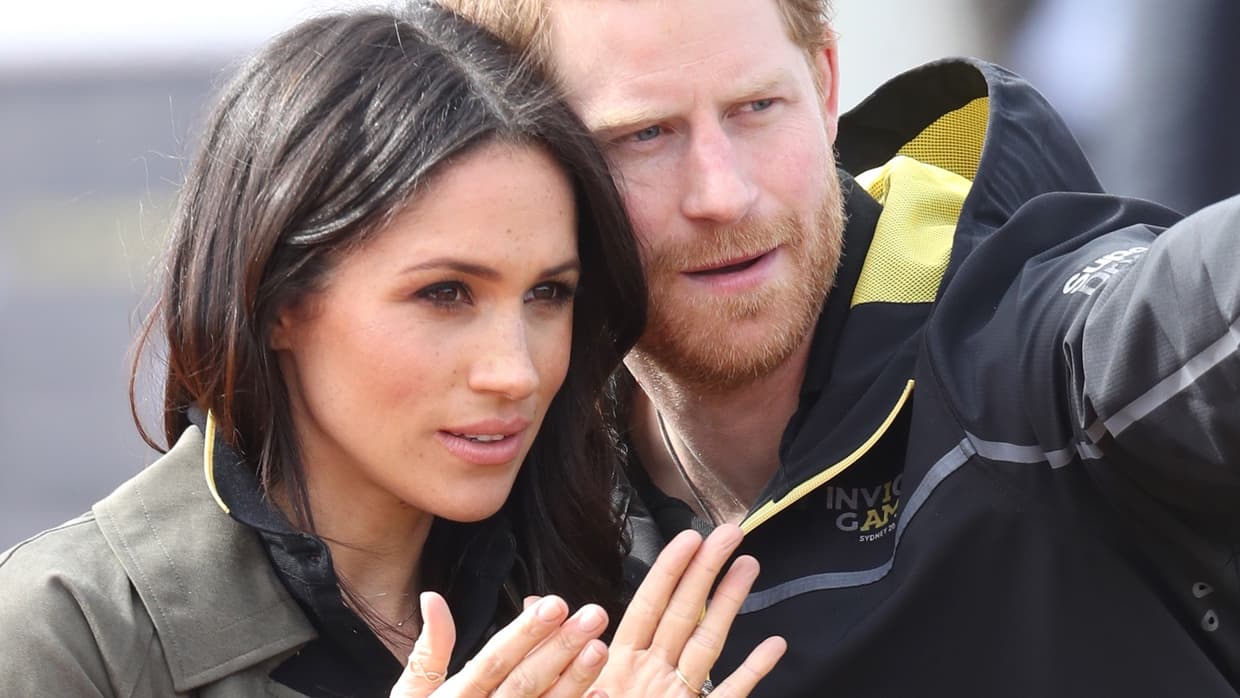 Recientemente los duques de Sussex han estado en la mira de críticos debido al documental 
<a href="https://www.univision.com/famosos/el-principe-harry-niega-que-este-en-guerra-con-su-hermano-william-aunque-admite-que-casi-no-lo-ve-fotos">'Harry & Meghan: an African journey'</a>, en donde Meghan revela lo difícil que ha sido enfrentar los 
<a href="https://www.univision.com/famosos/meghan-markle-revela-que-el-intenso-escrutinio-publico-le-ha-causado-problemas-para-ser-madre-video"><b>comentarios negativos</b></a> en su proceso de adaptación a la realeza.